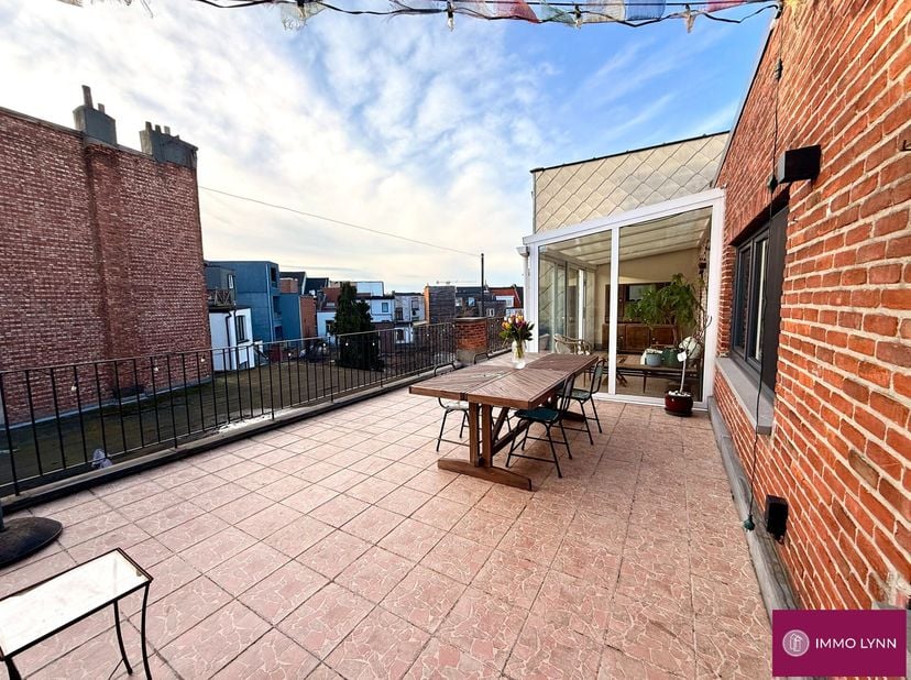 Prachtig GEMEUBELD appartement met veranda en groot zonnig terras! Indeling: inkomhal, woonkamer met open uitgeruste keuken, 2 slaapkamers, badkamer,
