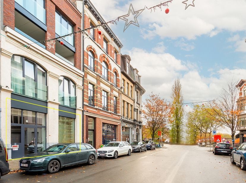 Deze polyvalente kantoorruimte van ca 410 m²  bevindt zich in de Riemstraat, in het hart van het Zuid en vlakbij de Scheldekaaien, de Kloosterstraat e