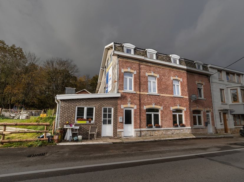 Antoine Immo vous propose à l&#039;achat cette maison 3 façades située à l&#039;entrée de Stavelot, à seulement 2kms du centre et de ses commodités.&lt;br /&gt;
Ce bi