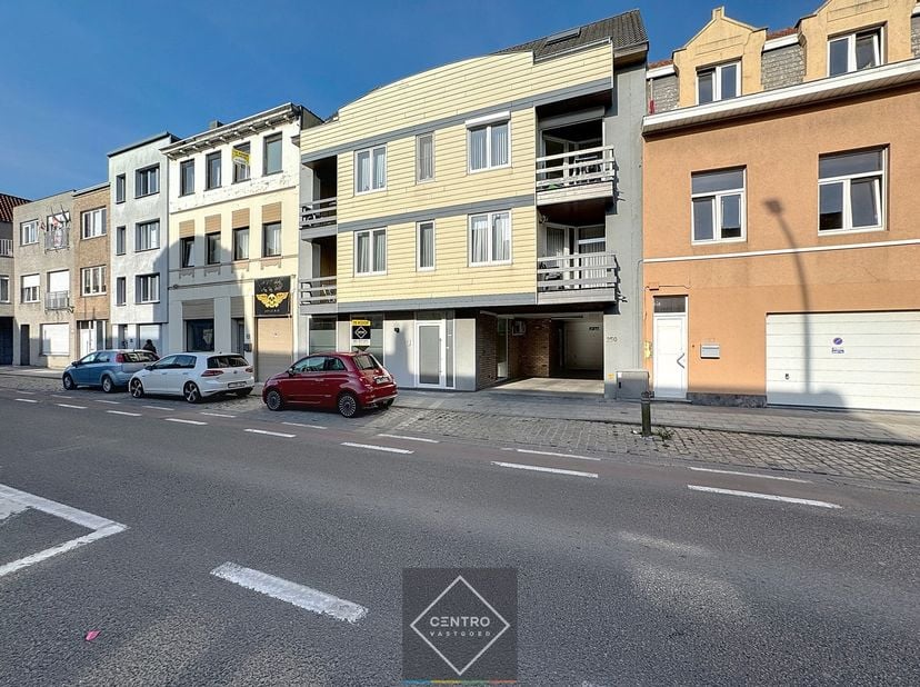 Volledig ingericht handelspand, uitermate geschikt voor een vrij beroep op COMMERCIËLE ligging te Blankenberge!&lt;br /&gt;
&lt;br /&gt;
INDELING:&lt;br /&gt;
Gelijkvlo