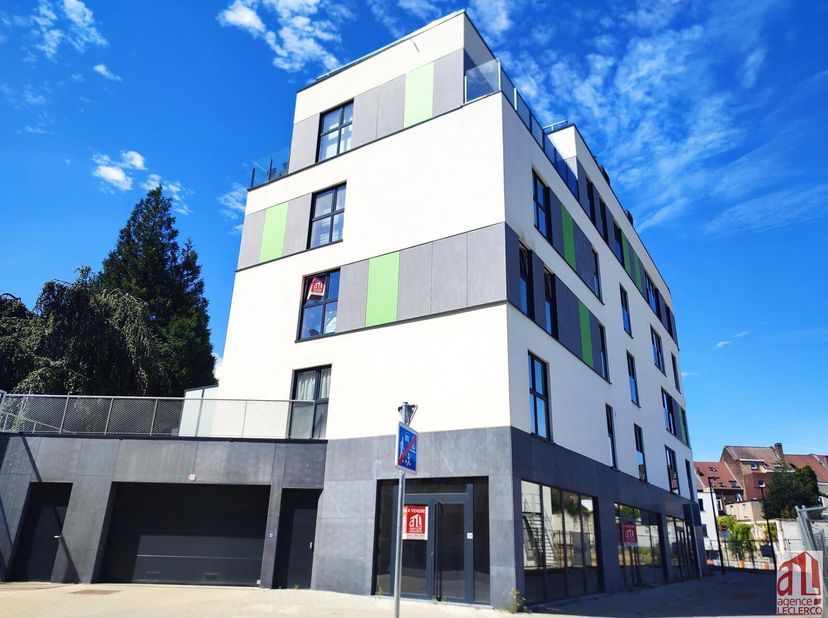 Situé à Tournai à proximité des BASTIONS et de la Gare idéalement situé, lAgence Leclercq vous propose ce charmant appartement avec terrasse.&lt;br /&gt;
L&#039;