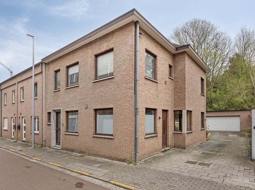 Deze gerenoveerde en ruime driegevelwoning (198 m²) met 4 slaapkamers en een apart bureau ligt in de rustige Groenstraat 209 in Heverlee. De locatie i
