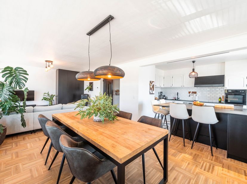 Op deze tweede verdieping van deze kleinschalige residentie in Sint-Niklaas, treft u dit trendy gerenoveerd appartement met twee slaapkamers met een r
