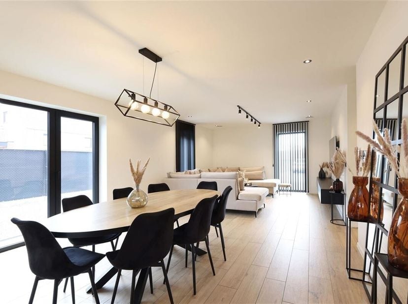 Stijlvolle en moderne nieuwbouwwoning met 5 slaapkamers, gelegen in een doodlopende straat.&lt;br /&gt;
Omgeving:&lt;br /&gt;
+ Goede bereikbaarheid naar Genk, Ha