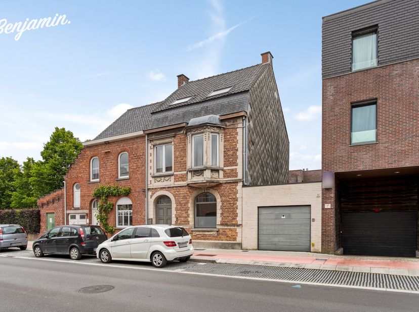 - Appartement au rez-de-chaussée dans une maison de maître entièrement rénovée&lt;br /&gt;
- Emplacement idéal en plein cur de Dadizele: Ledegemstraat 32 bu