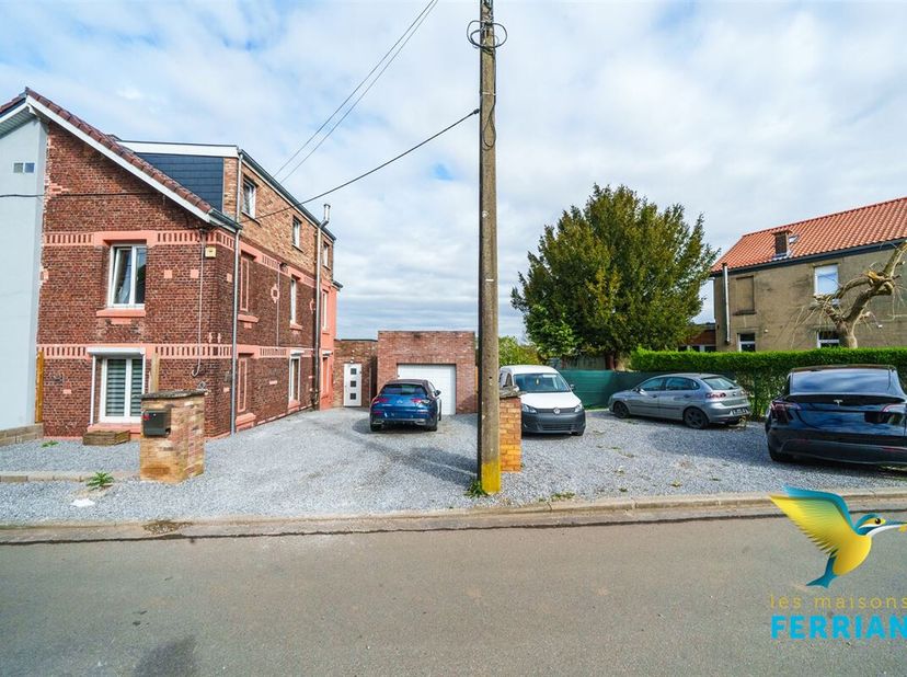 Visites réalisables sur rendez-vous 7J/7 au 0476/08.47.47.&lt;br /&gt;
Superbe 3 façades 5 chambres entièrement rénovée avec garage et jardin comprenant: Au