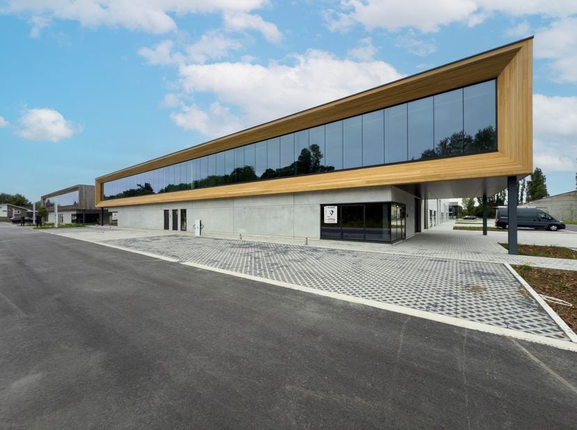 KMO unit 219 m² met 287 m² afgewerkte kantoorruimte in de nieuwe site Ter Walle, gelegen aan de Grote Steenweg, vlak voor het Kasteel van Olsene. &lt;br