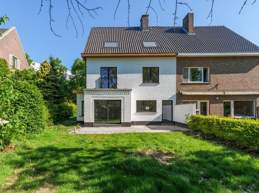 Welkom aan de Gordunakaai! Met een ligging net buiten de kleine ring van Gent bevindt deze woning zich in hoogwaardig residentieel gebied. Men is aang