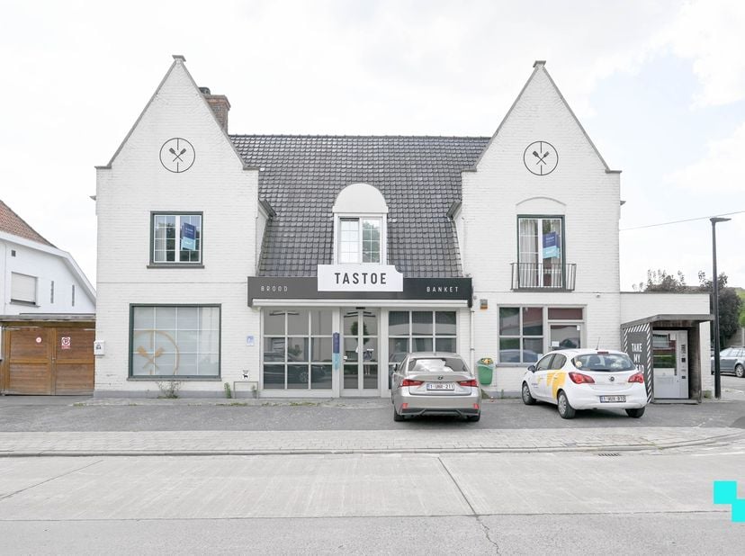 Deze instapklare eigendom in het centrum van Nieuwenhove (Waregem) biedt maar liefst 495 m² bruikbare oppervlakte (volgens EPC-attest) op een zonnig e