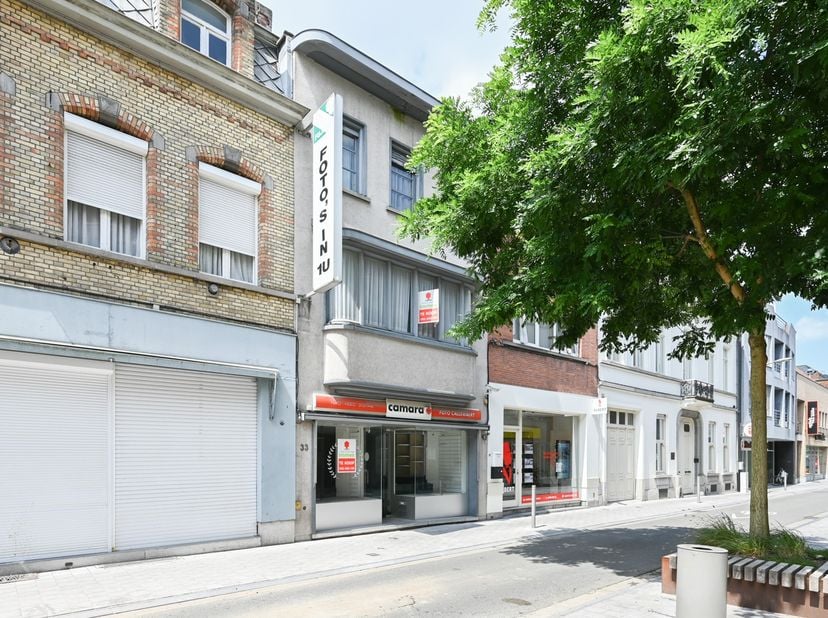 Zoekt u een commercieel gelegen handelspand in het centrum van Izegem? Dit charmante pand biedt niet alleen een ruime woonst met vier slaapkamers, maa