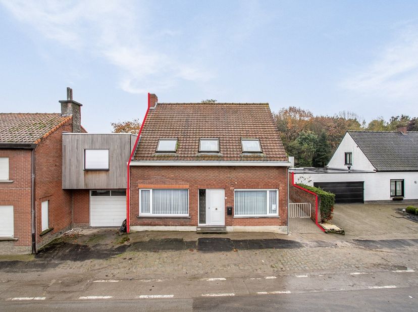 In de Lichterveldestraat in Kortemark, op fietsafstand van het centrum en het station, treffen we deze op te frissen woning op een perceel van bijna 7