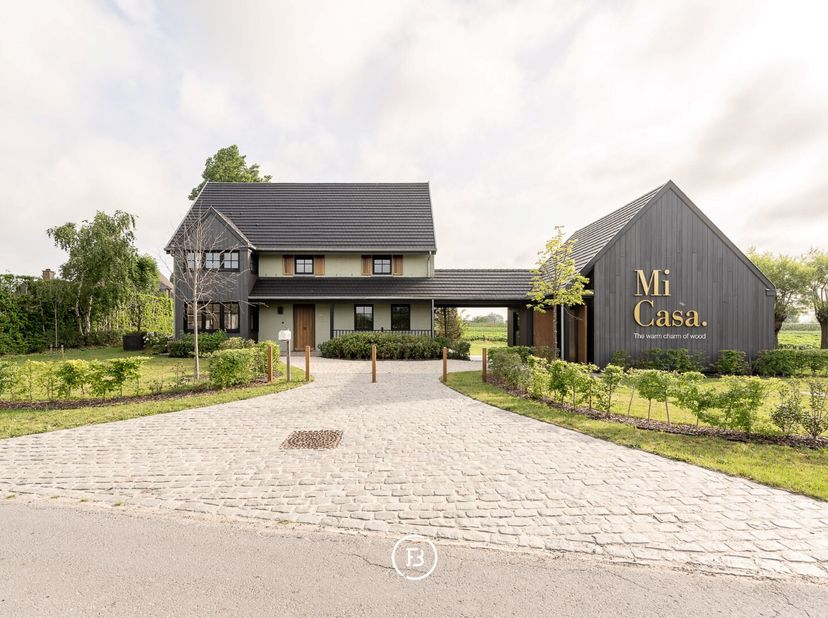 Deze recent gebouwde en hoogwaardig afgewerkte Mi Casa-woning is gelegen in een groene omgeving te Hansbeke.&lt;br /&gt;
Het perceel is prachtig aangelegd e