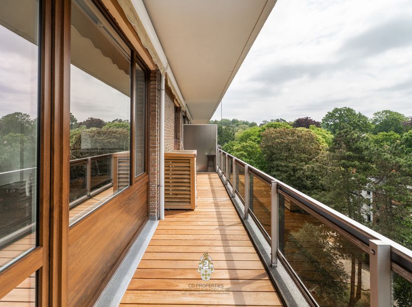 Genesteld op de bovenste verdieping van een elegant en perfect onderhouden gebouw, biedt dit prachtige adres in Ukkel, in de gegeerde wijk Fort-Jaco,