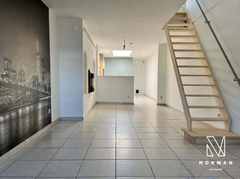 Bij het betreden van de woning kom je terecht in de ruime en lichtrijke leefruimte, waar een gezellige gaskachel voor extra warmte en sfeer zorgt. Aan