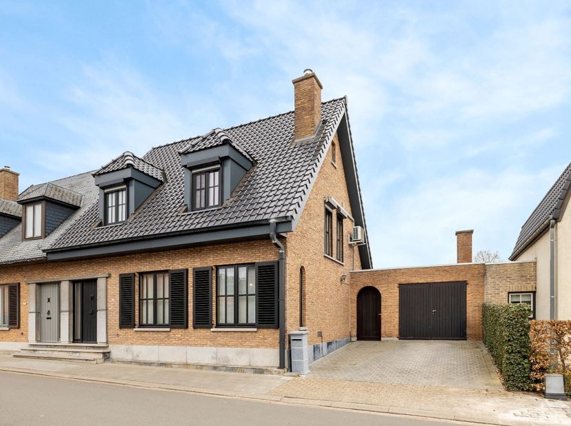 In het centrum van Kemzeke vinden we deze recent gerenoveerde halfopen bebouwing met 3 slaapkamers, een garage en een stijlvolle afwerking. Deze insta