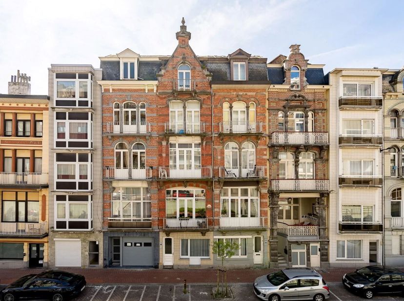 Dit knus appartement is gelegen op een steenworp van de zeedijk, in een klein authentiek gebouw nabij het casino en het centrum.  Het betreft een appa