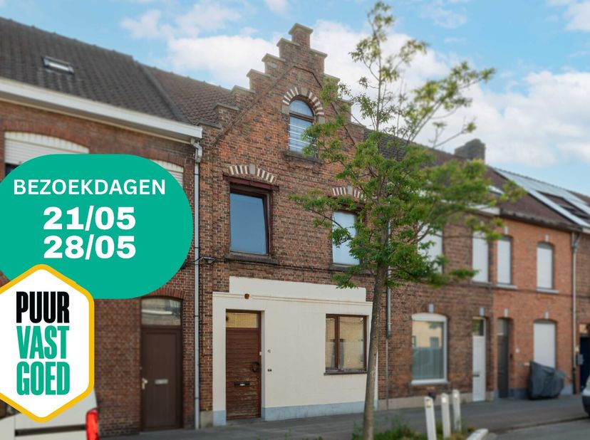Deze woning uit begin 20ste eeuw werd heel leuk en praktisch verbouwd. Zo werd de keuken vooraan in het huis geplaatst, met centraal de ruime eetkamer