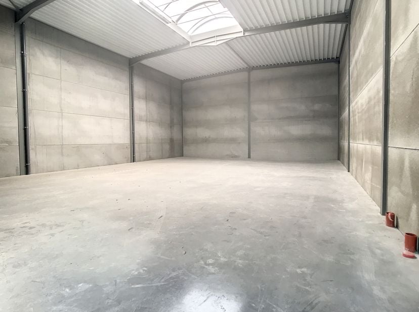 Nieuwbouw KMO unit van ca. 225 m² te koop in Waregem. Het KMO park is gelegen op een toplocatie aan de Kortrijkseweg tussen Kortrijk en Waregem en is