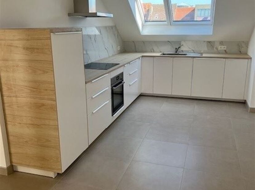 Dans un petit immeuble calme comportant 3 appartements, bel appartement entièrement remis à neuf et comportant : living avec parquet, cuisine carrelée