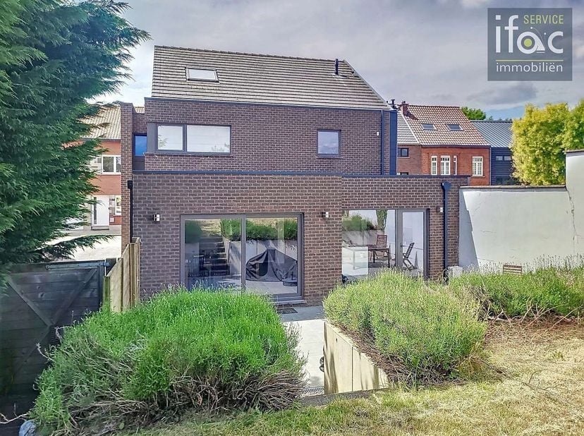 Villa 3 façades moderne et de qualité sur un magnifique terrain de 10,84 ares, dans le cadre verdoyant et prisé de Tervuren. Construite en 2012 et con