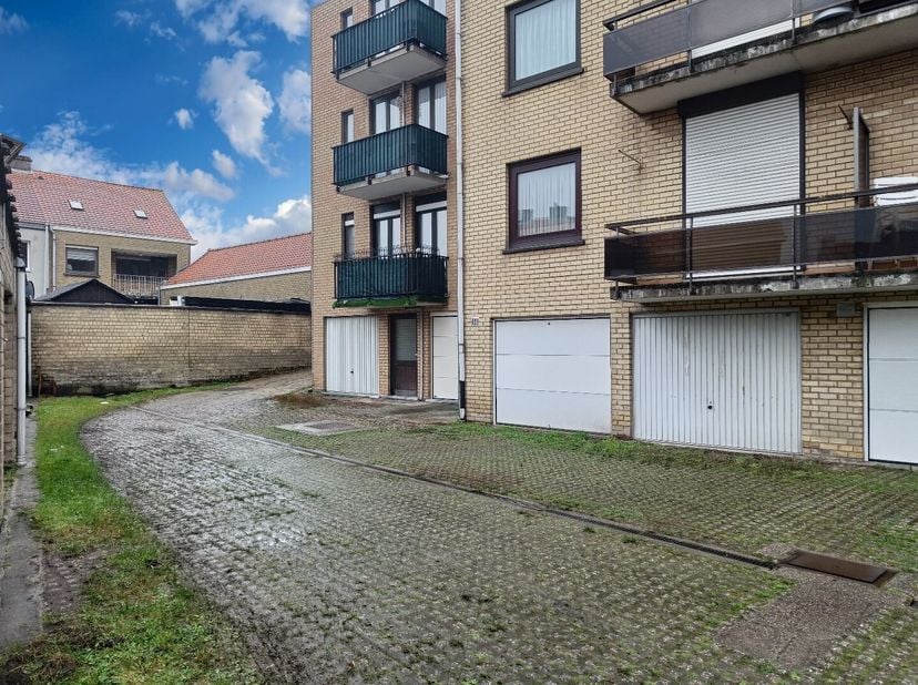 In het dorp van Zeebrugge vinden we deze vlot toegankelijke garagebox met kantelpoort terug in openlucht.