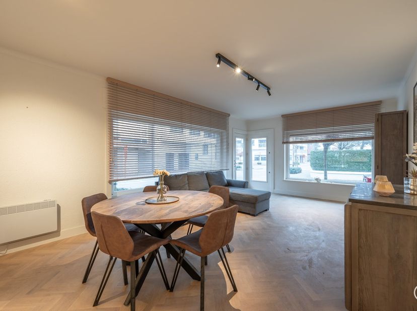 Aangenaam HOEK-handelspand gelegen op de hoek van de Zoutelaan en de Montgomerylaan te Knokke.&lt;br /&gt;
Indeling:&lt;br /&gt;
Aparte individuele inkomhall, moo