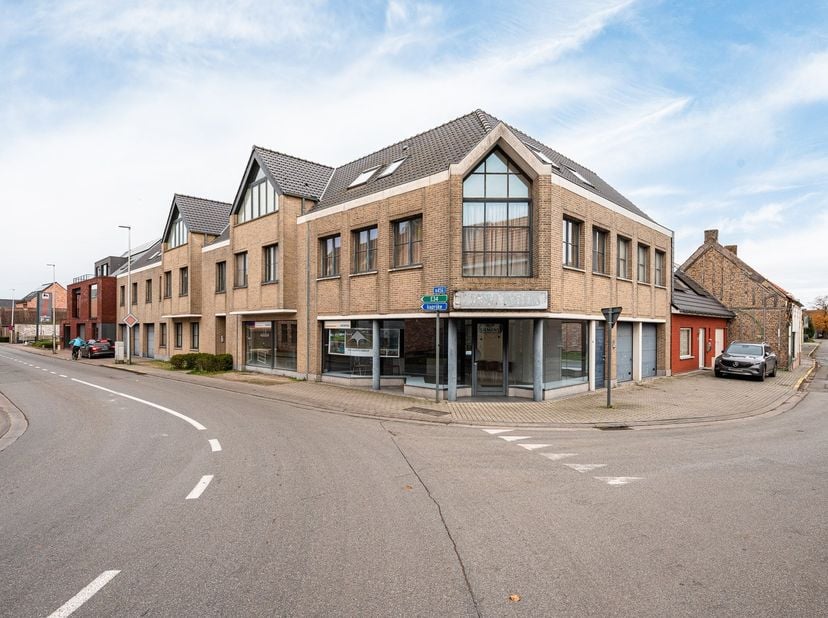 Dit appartement, gelegen in de Vaartstraat 87 bus 01.01, biedt u een harmonie van comfort en praktische indeling. Bij het binnenkomen ontdekt u een ru