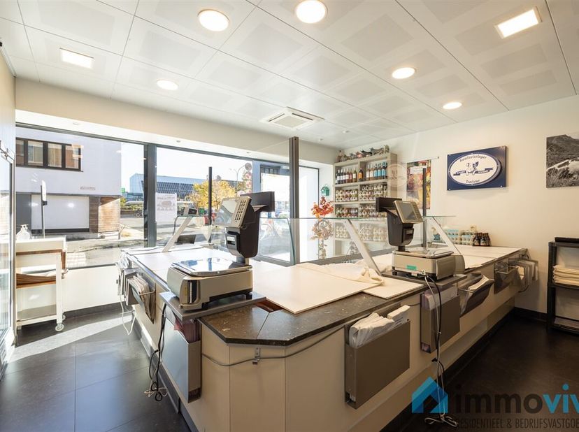 Algemeen:&lt;br /&gt;
Op een interessante commerciële locatie te Kontich Kazerne nabij het station vinden we deze mooie handelsruimte met atelier, ruime gar