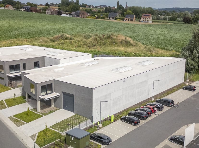 Bent u op zoek naar een goed gelegen bedrijfsgebouw dat wonen, werken en opslag moeiteloos combineert? Dan is dit gloednieuwe multifunctionele pand va