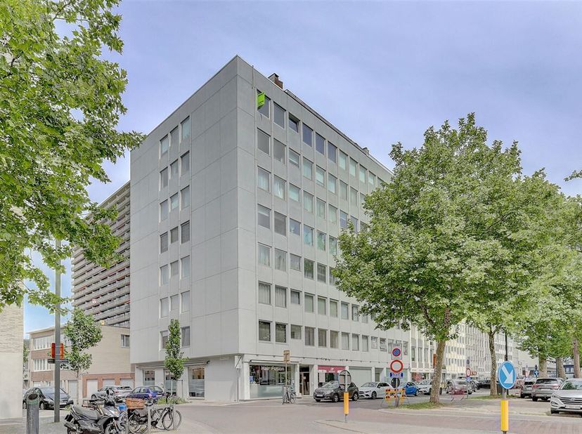 Cet appartement d&#039;angle spacieux et lumineux à louer est situé en plein centre de Wilrijk sur le Bist. Tout est donc accessible à pied. Vous avez des