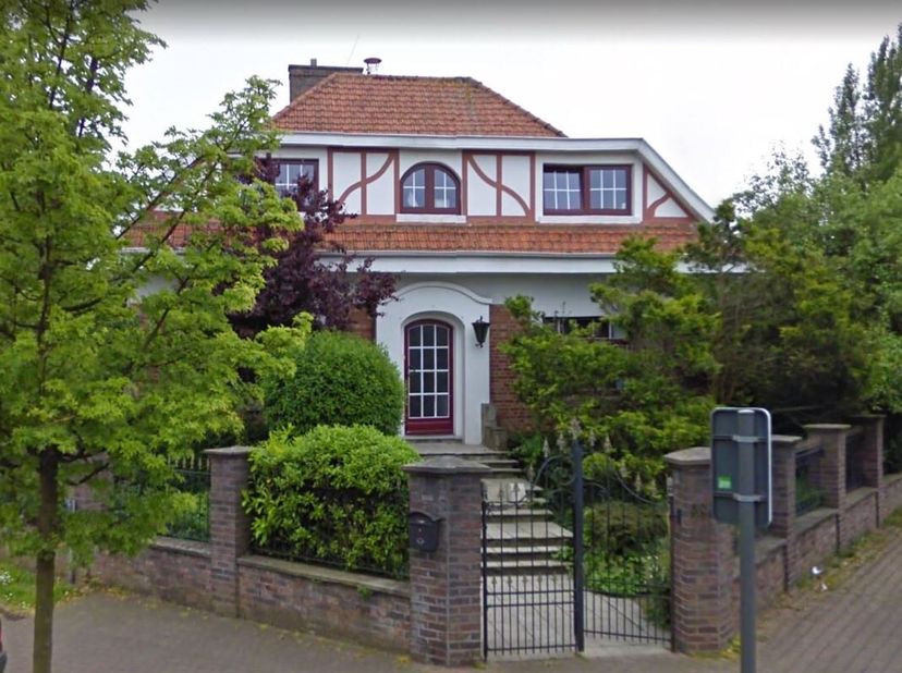 Appartement confortable au premier étage d&#039;une jolie villa. Cet appartement récemment rénové comprend un espace de vie avec une cuisine ouverte qui pe
