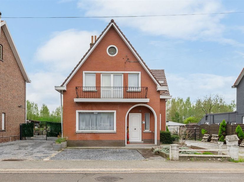 Openhuizendag 10/05/2025 14u00-15u00. Ligging: Deze te renoveren woning bevindt zich op een gunstige locatie vlakbij het centrum van Budingen. De woni