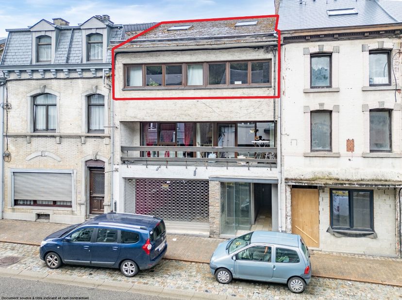 ERA BLUX stelt u graag dit gezellige duplexappartement voor, gelegen in een residentie met 4 eenheden in het hart van Vielsalm, op wandelafstand van a