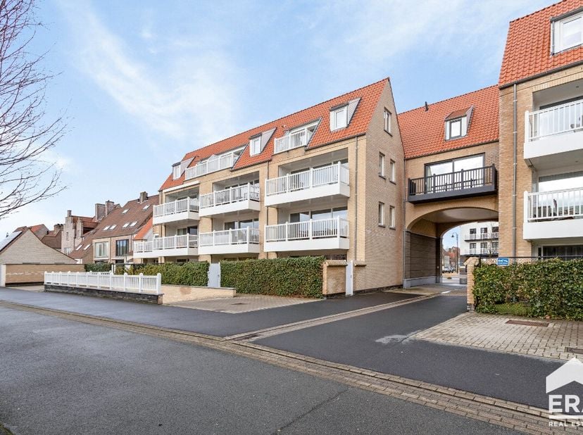 Cet appartement spacieux et élégant à Heulebrugge offre une combinaison idéale de qualité, durabilité et confort. Sa proximité avec la plage, les comm