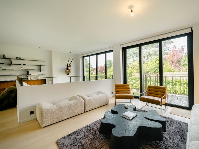 Idéalement située à proximité de lavenue de Tervueren et en bordure du parc Parmentier, maison trois façades entièrement rénovée dune superficie brute