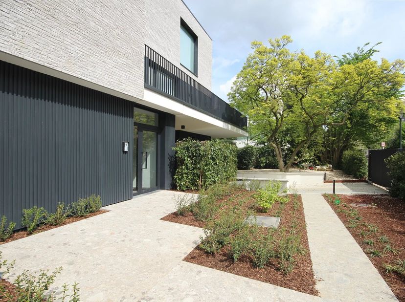 Situé à Uccle, dans le quartier calme et verdoyant du Vert Chasseur, cet appartement neuf et passif de +/-120 m² au rez-de-chaussée offre un jardin pr