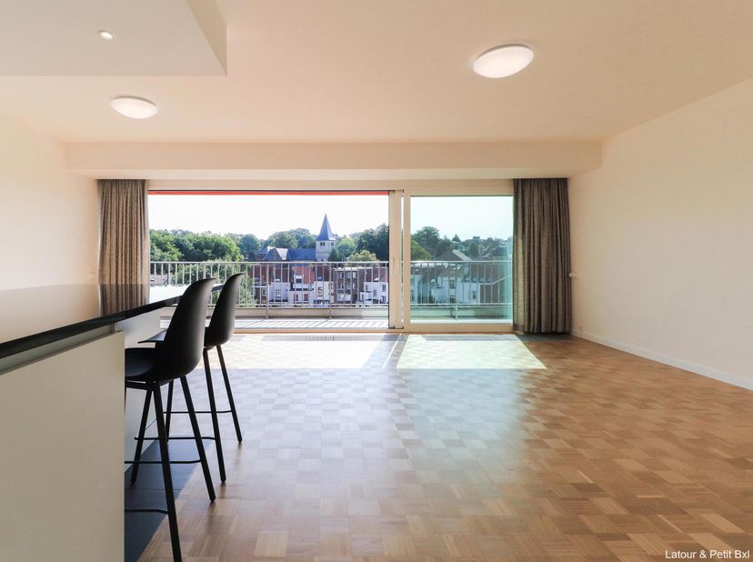 WATERMAEL-BOITSFORT, vlakbij het Keymplein en zijn winkels en openbaar vervoer. Licht APPARTEMENT (2slpk/1dchk) volledig gerenoveerd met een woonopper