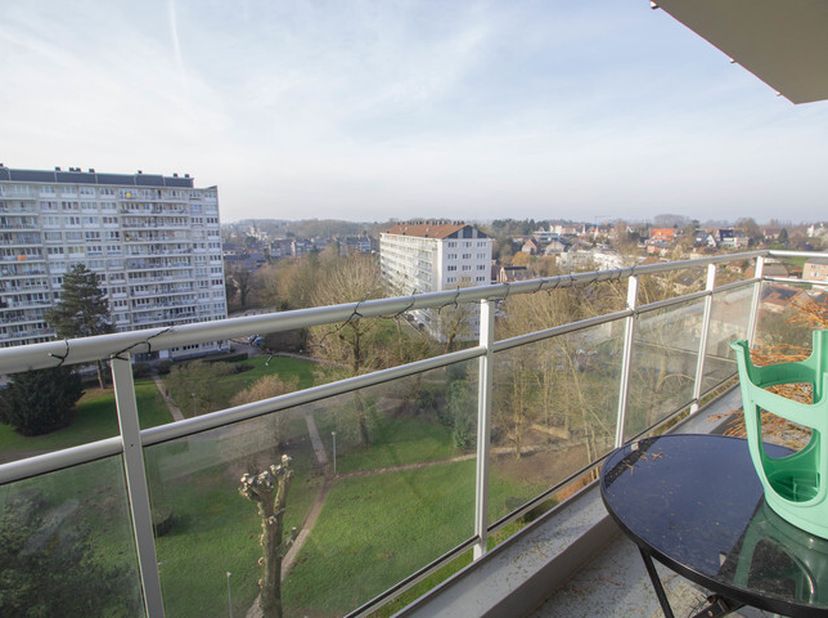 Magnifique appartement 2 chambres situé dans un parc calme et verdoyant à Zellik. Idéalement positionné au 9 étage, cet appartement lumineux offre une