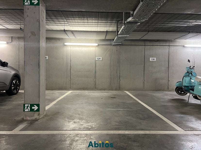 Vous cherchez une place de parking facilement accessible et sûre ? Cet emplacement souterrain est idéalement situé, juste à côté de Frans Van Ryhovela