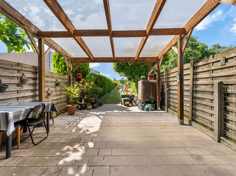 Instapklare woning met 4 volwaardige slaapkamers en leuke tuin zoekt nieuwe eigenaars te Menen!&lt;br /&gt;
Het pand is voorzien van EPC-label D (geen renov