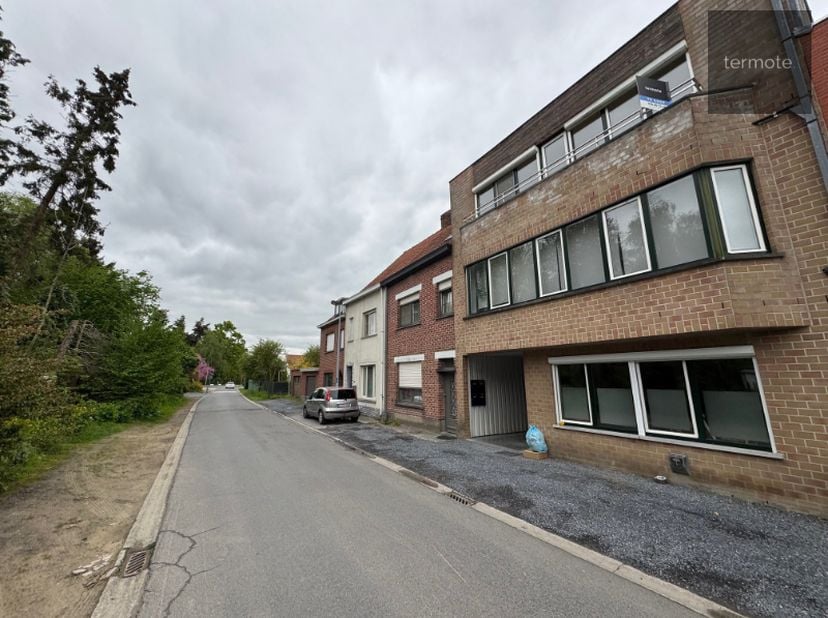 Dit ruime appartement op de 2e verdieping is prima gelegen in een rustige, groene straat, tussen het station en het centrum.&lt;br /&gt;
Het omvat :&lt;br /&gt;
-