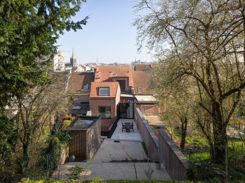 Deze recente woning (bouwjaar 2018) is een pareltje binnen de Leuvense stadsring. Niet alleen architecturaal scheert ze hoge toppen, ze is ook volledi