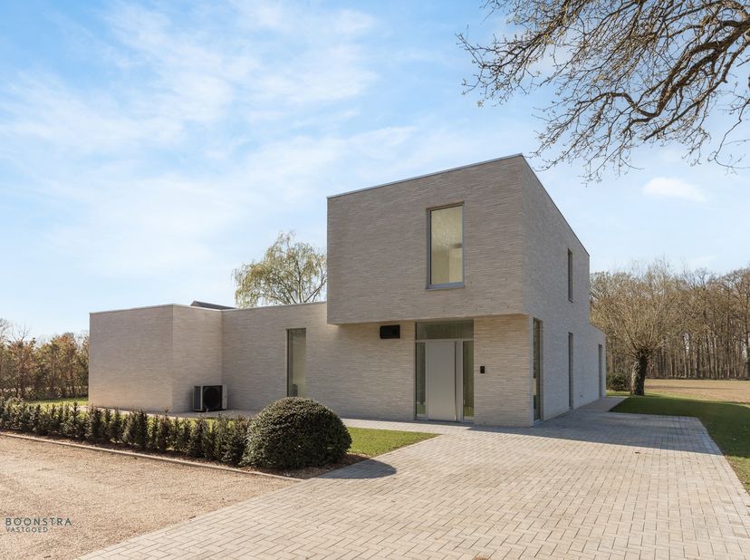 Op een unieke locatie in een groene omgeving te Bonheiden bevindt zich deze ruime nieuwbouwwoning op een schitterend perceel van 1500m². U bevindt zic