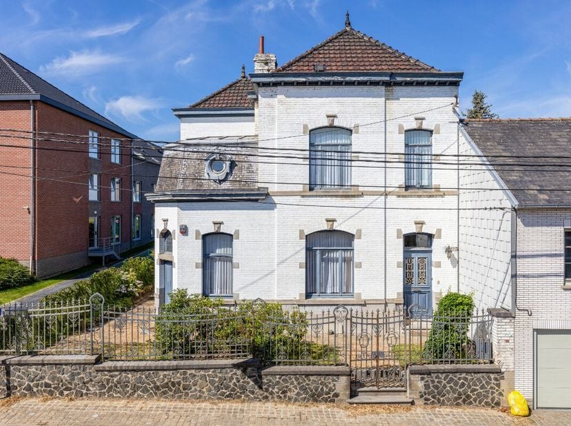 Maison de Maître avec du caractère idéalement située sur une parcelle de 7a 86ca au centre de Bassilly. Authenticité de début de siècle, matériaux de