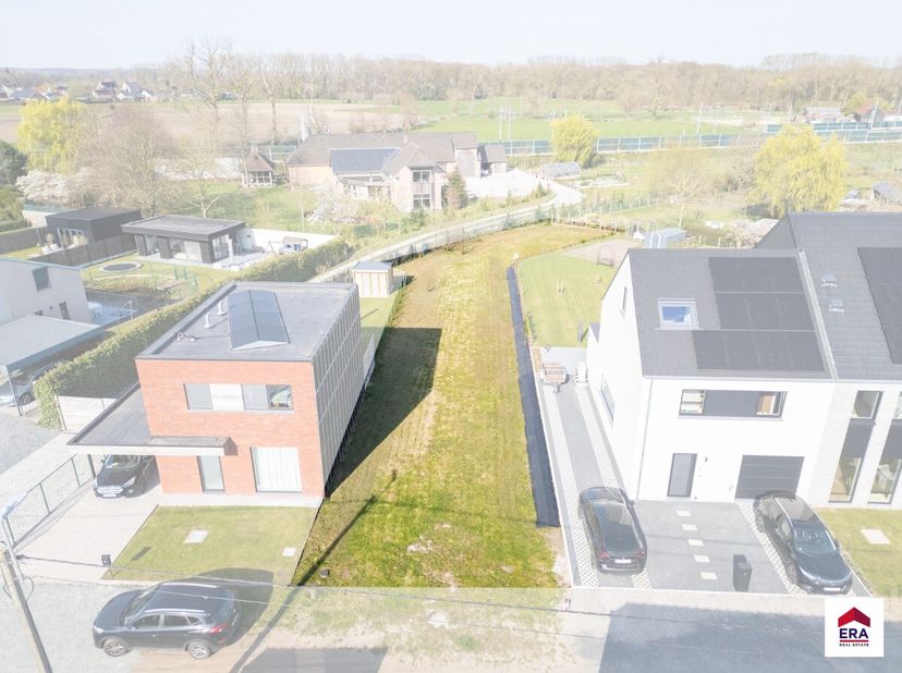 Bouwgrond voor halfopen bebouwing op 720 m² in Aalter!Geen bouwverplichting!Deze bouwgrond is centraal en rustig gelegen, op korte afstand van het cen