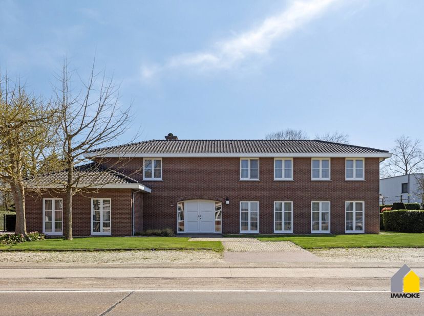 EXCLUSIEF WONEN IN HET HART VAN NEEROETEREN.&lt;br /&gt;
Stap binnen in deze karaktervolle, luxueus afgewerkte villa en ontdek een oase van rust, ruimte en