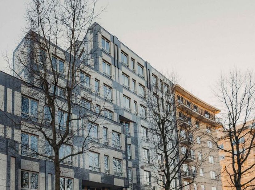 Kantoorgebouw met eigentijdse architectuurin Sint-Pieters-Woluwe. Uitstekende bereikbaarheid met het openbaar vervoer,met de fiets en dewagen. Het kan