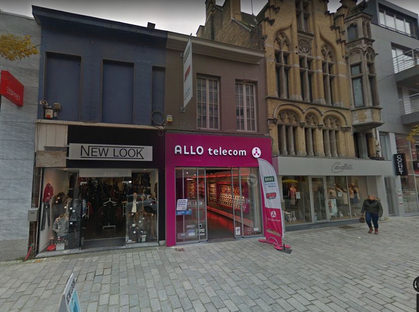 Ce local commercial prêt à l&#039;emploi, anciennement utilisé par Tupperware, est situé dans la principale rue commerçante de Roulers. À courte distance d
