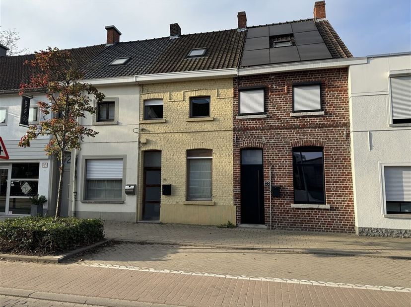 Welkom in deze charmante rijwoning in Vichte, ideaal gelegen voor wie op zoek is naar een harmonieus samenspel van comfort en praktische ligging. Deze