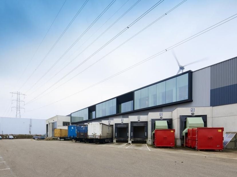 Bâtiment commercial logistique fantastiquement situé à louer, composé d&#039;un entrepôt de 8 223 m² et de 1 203 m² de bureaux modernes. L&#039;entrepôt (5 T/m²